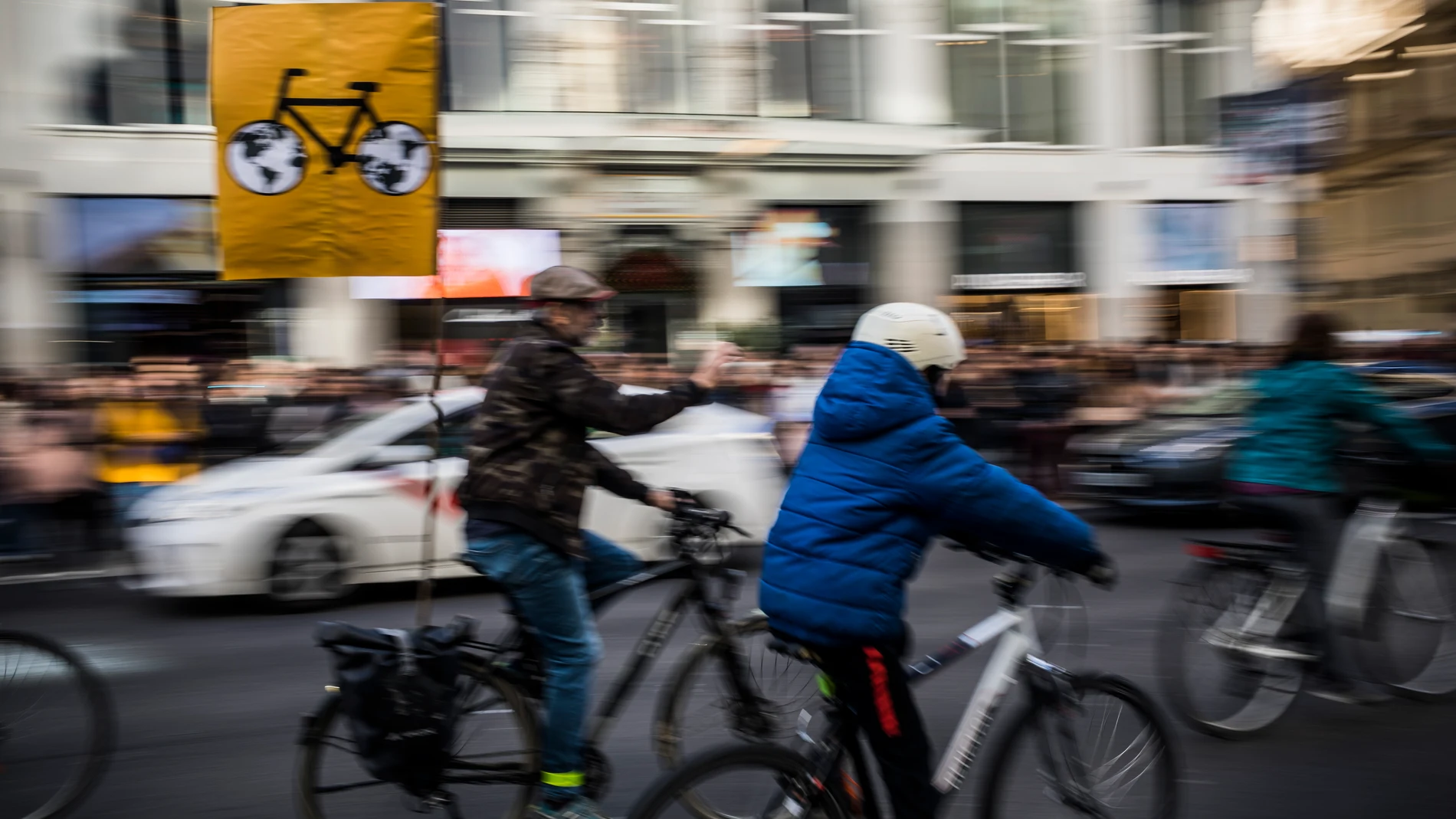 Bicicletas recorren el centro de Madrid para protestar por el uso del coche privado en las grandes ciudades. Foto: Alberto R. Roldán