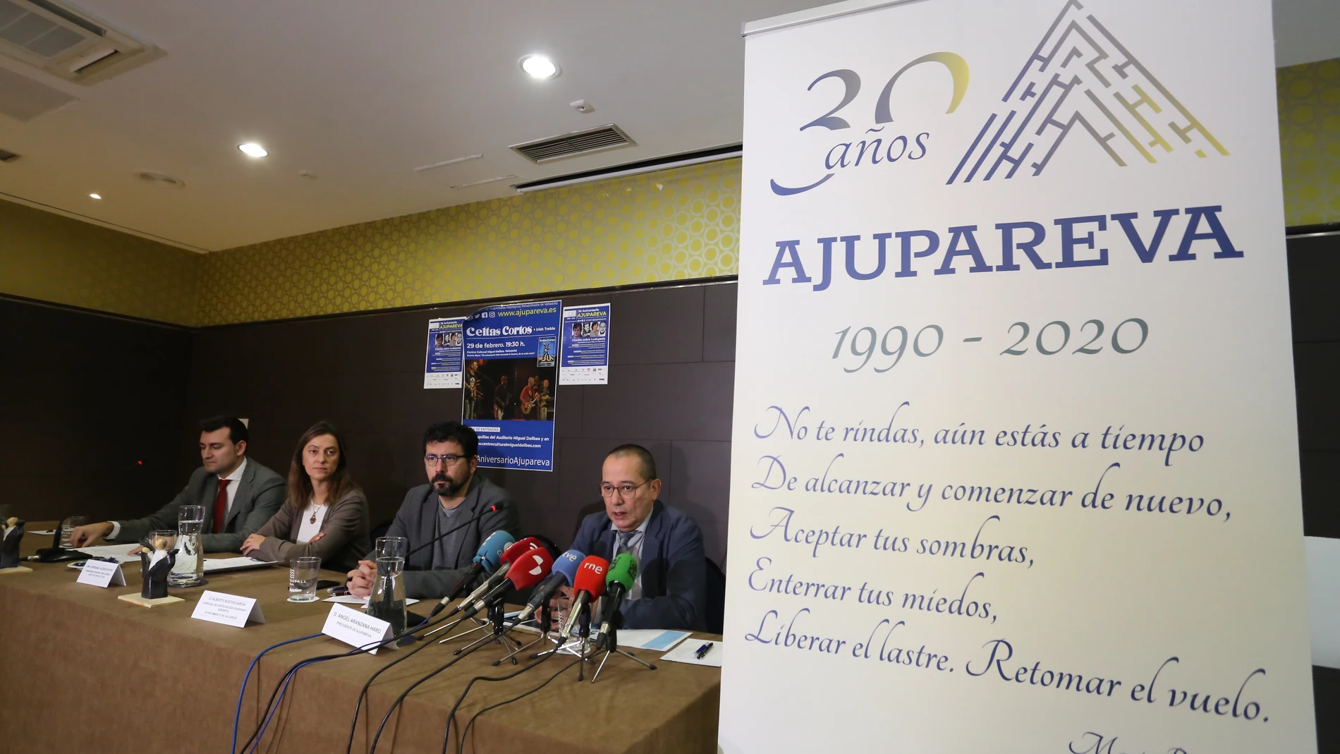 El presidente de Ajupareva, Ángel Aranzana, presenta las actividades de la asociación junto a Alberto Bustos, Esperanza Vázquez y David Esteban