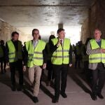 El president de la Generalitat, Ximo Puig (2d), junto al alcalde de València, Joan Ribó (d), y al conseller de Obras Públicas, Arcadi España (3d), durante la visita que han realizado este martes a las infraestructuras de la L10 de Metrovalencia