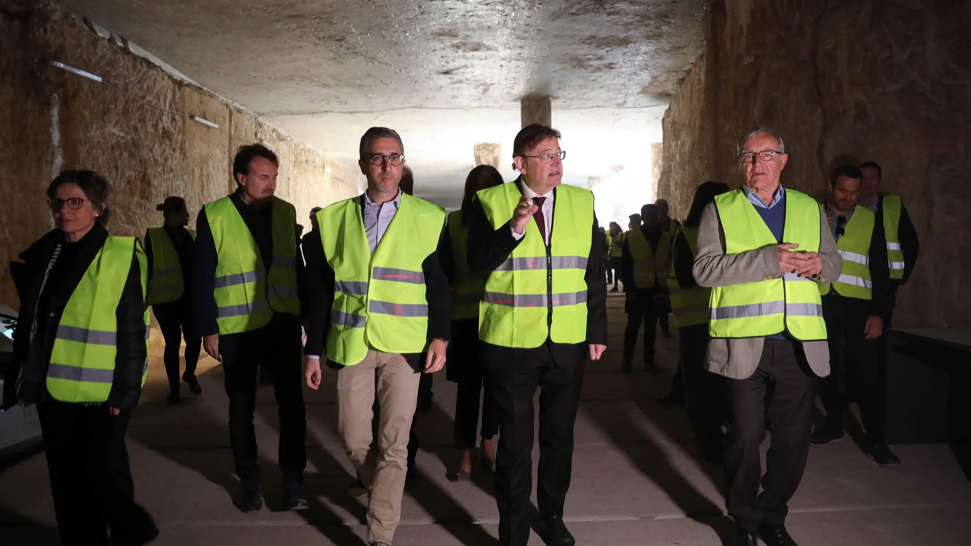 El president de la Generalitat, Ximo Puig (2d), junto al alcalde de València, Joan Ribó (d), y al conseller de Obras Públicas, Arcadi España (3d), durante la visita que han realizado este martes a las infraestructuras de la L10 de Metrovalencia
