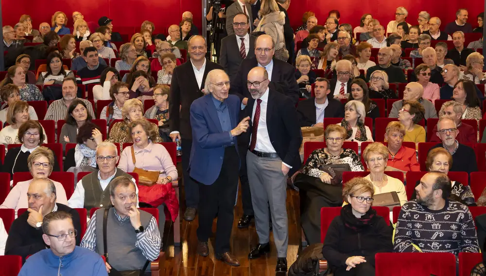 El consejero de Cultura y Turismo, Javier Ortega (en la imagen conversando con Luis Alonso de Santos), asiste a la Gala Teatral 75 aniversario ‘Bambalinas’, grupo de teatro de la ONCE.