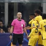 Ansu Fati celebra su histórico gol abrazado por Todibo y Wagué / Ap
