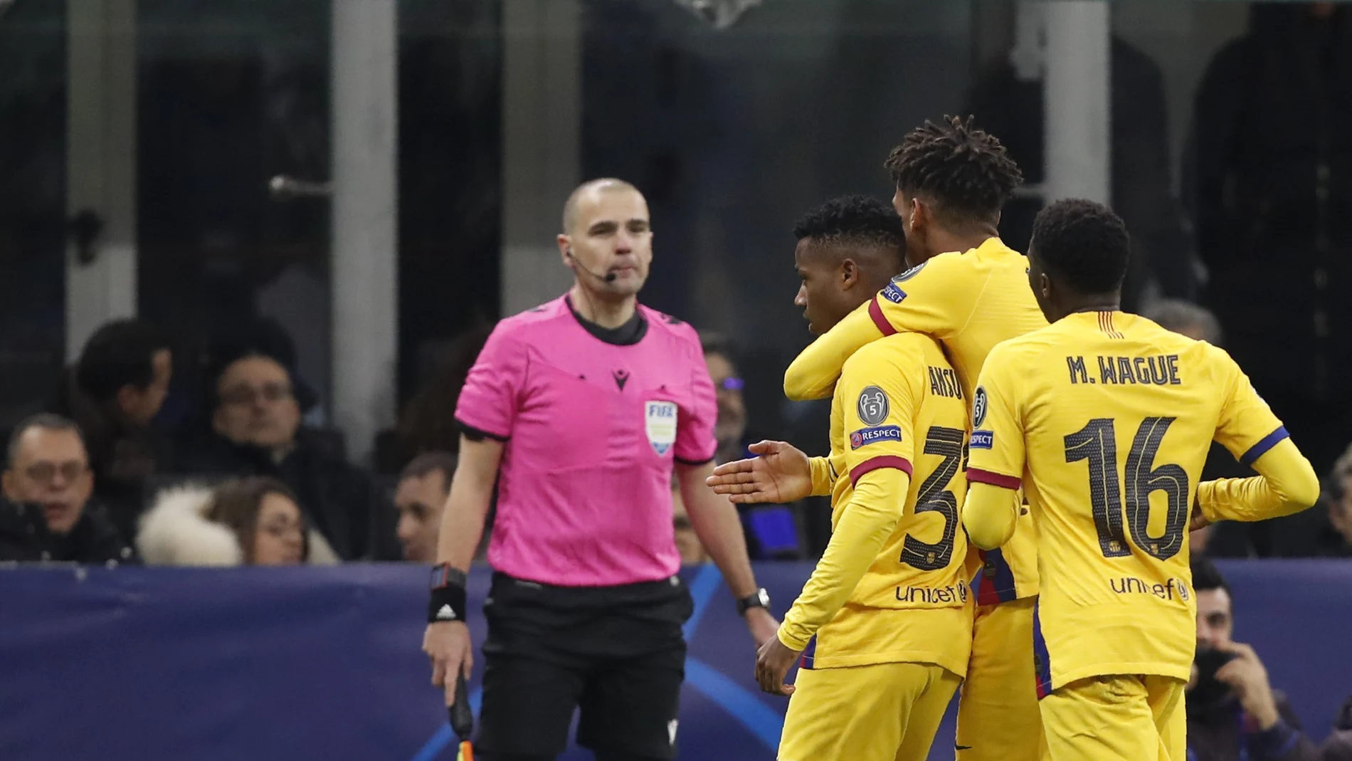 Ansu Fati celebra su histórico gol abrazado por Todibo y Wagué / Ap