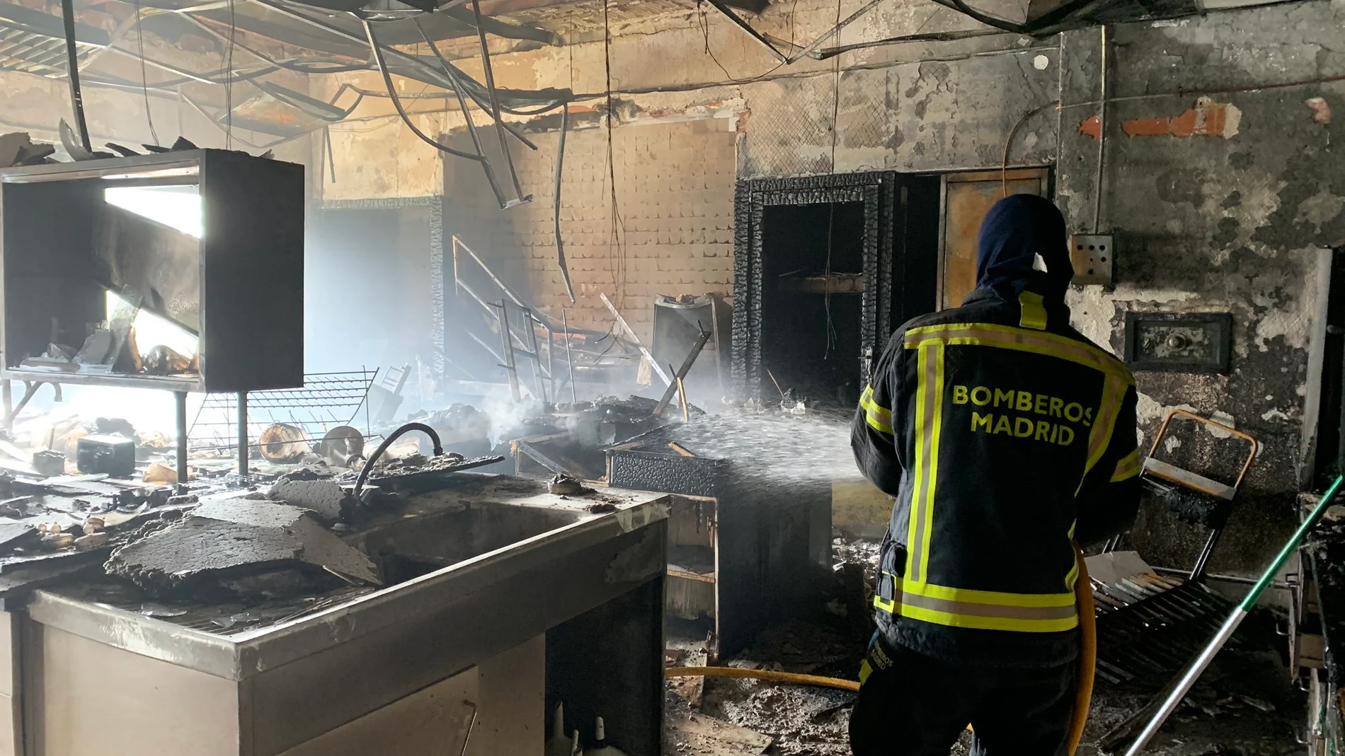 Siete dotaciones de Bomberos del Ayuntamiento han extinguido el fuego que se ha iniciado en un laboratorio de química