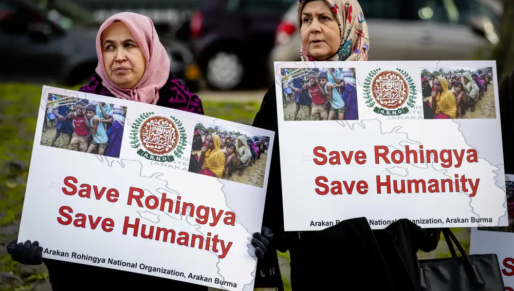 The Hague (Netherlands), 10/12/2019.- Protesters support the Rohingya outside the Peace Palace in The Hague, Netherlands, 10 December 2019. Myanmar State Counselor Aung San Suu Kyi appeared before the International Court of Justice (ICJ) to defend her country against accusations of genocide filed by The Gambia, following the 2017 Myanmar military crackdown on the Rohingya Muslim minority. (Protestas, Birmania, Países Bajos; Holanda, Estados Unidos, La Haya) EFE/EPA/SEM VAN DER WAL