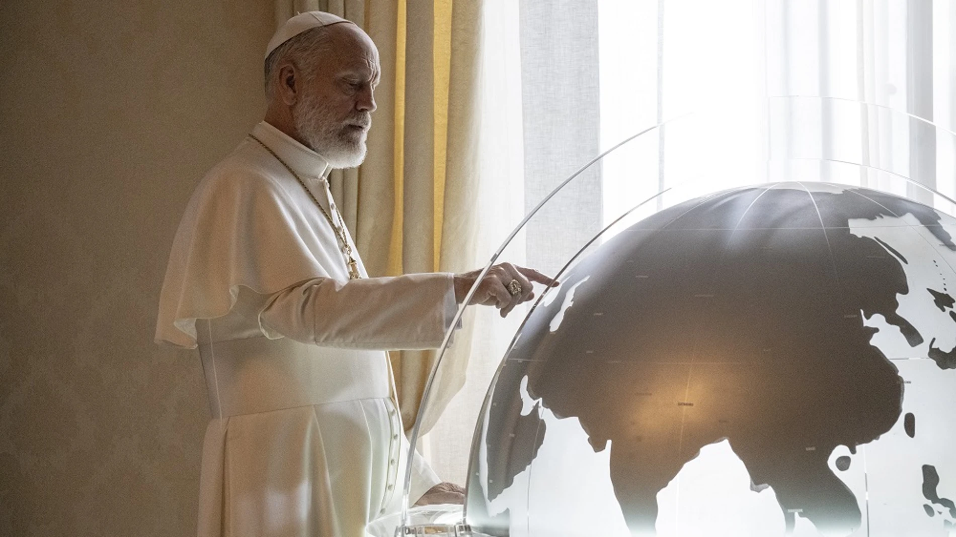 John Malkovich en una de las escenas de "The New Pope", serie de Pablo Sorrentino para HBO