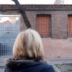 Ana, vecina de Latina, muestra uno de los narcopisos del barrio que consiguieron cerrar el pasado año