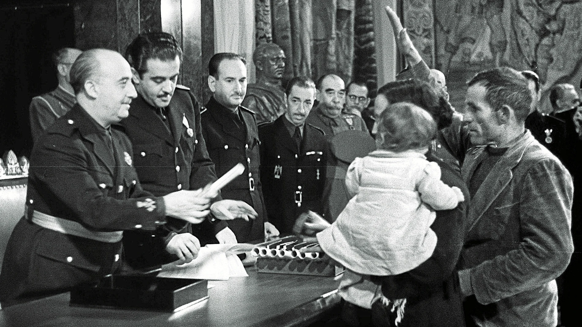 Francisco Franco entregando un premio de natalidad a unos padres acompañados de uno de sus hijos en la sede del Instituto Nacional de Previsión en marzo de 1942 / Efe