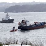 Los remolcadores desplazados a Ares (A Coruña) para el rescate del "Blue Star", el quimiquero que encalló en la zona el pasado 22 de noviembre, han logrado este martes iniciar el traslado del barco, que tendrá como destino el puerto exterior de Ferrol