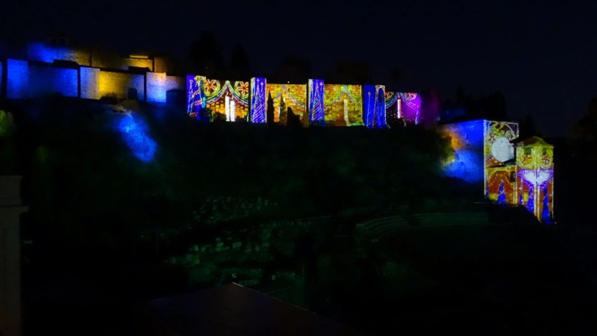Aspecto de la muralla de la Alcazaba de Málaga, durante la proyección del espectáculo