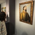 Una joven observa el cuadro "San Lorenzo", de Bartolomé Esteban Murilo, de 1655, que se subastará el 18 de diciembre con un precio de salida de 400.000 euros
