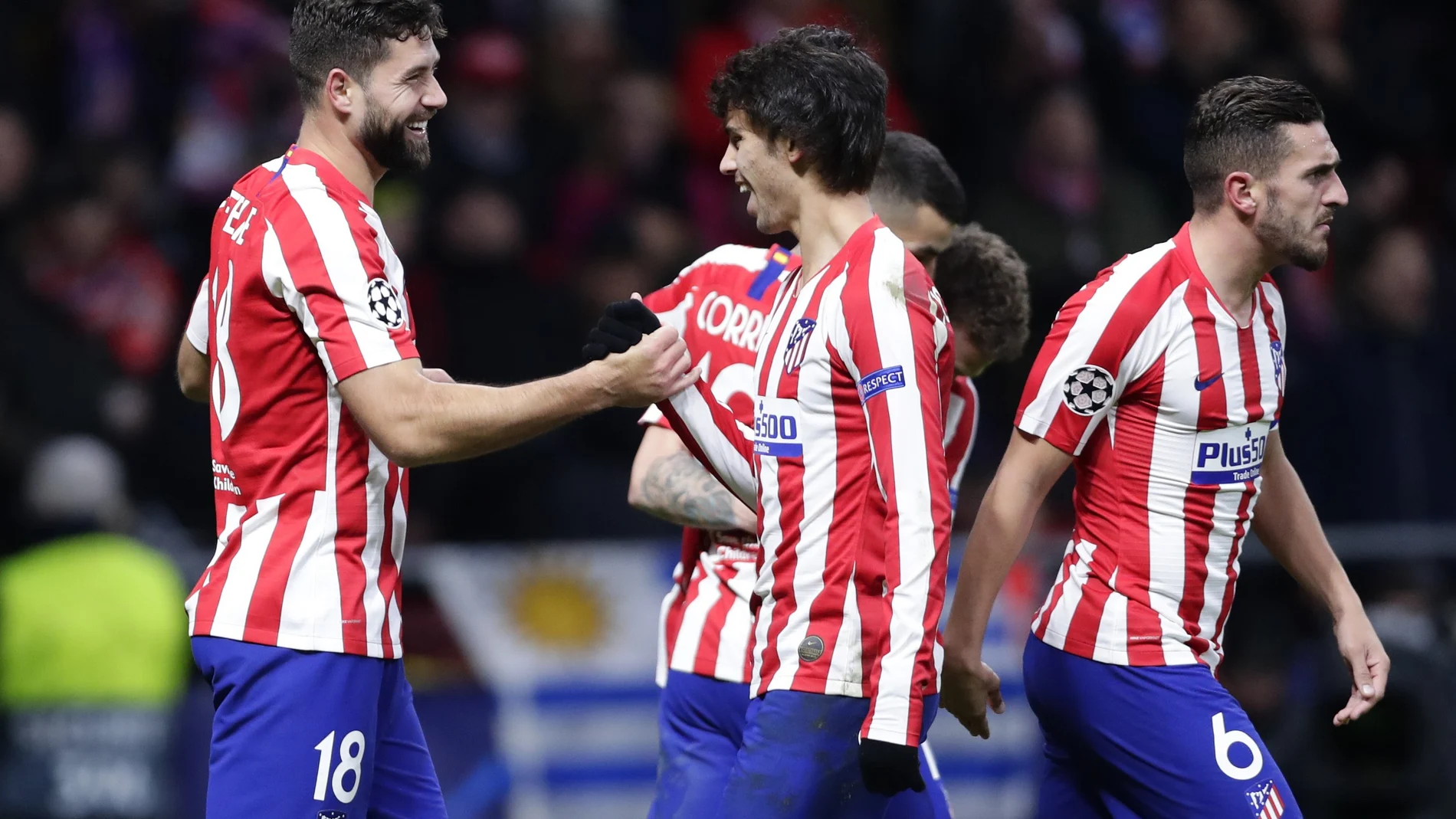 Felipe y Joao Félix celebran uno de los goles al Lokomotiv