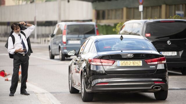 Un vehículo VTC en al aeropuerto de Madrid