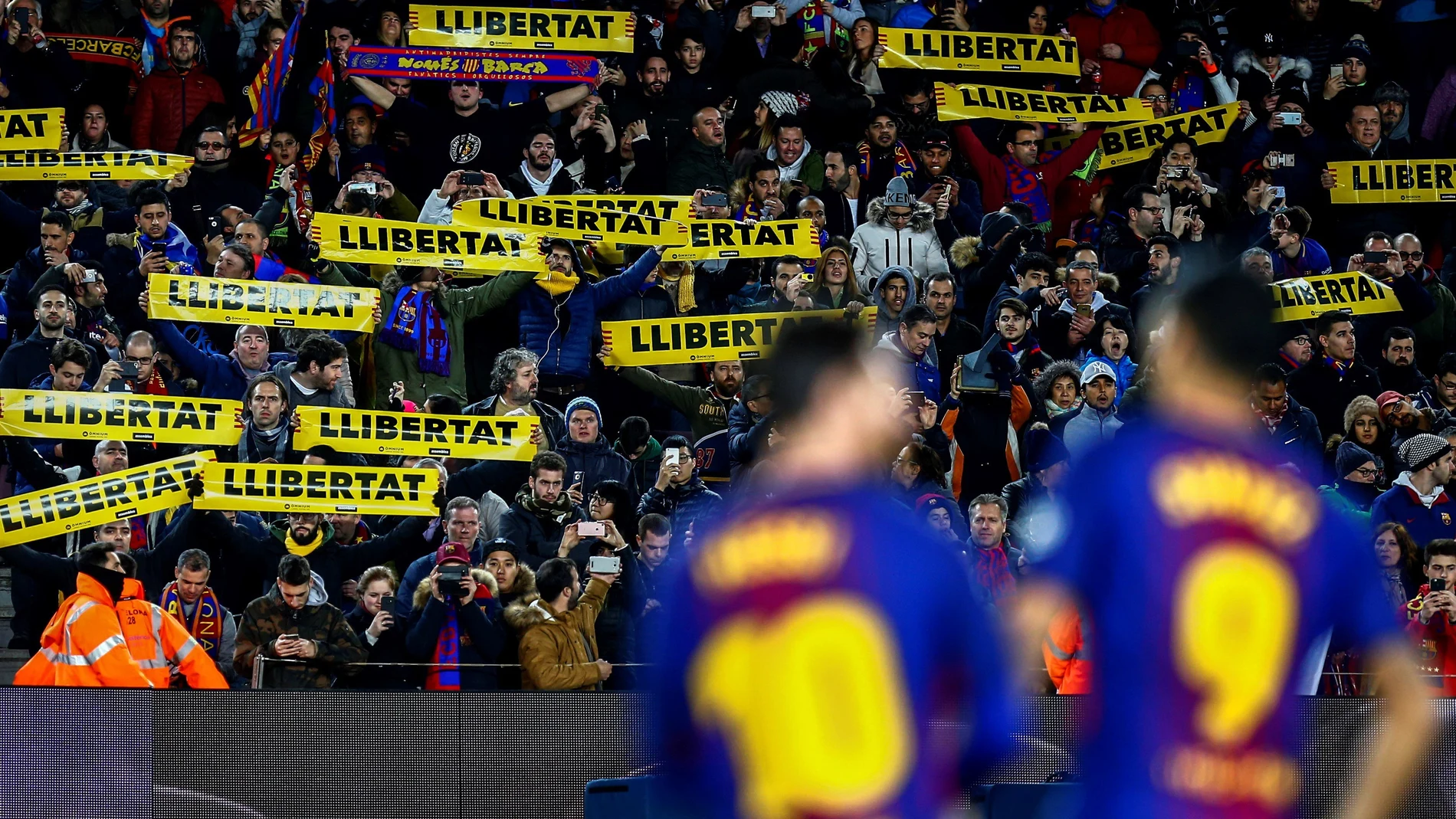 Pancartas en las gradas del Camp Nou en un partido del Barcelona