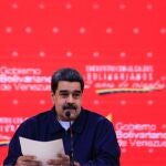 AME4923. CARACAS (VENEZUELA), 10/12/2019.- Fotografia cedida por prensa de Miraflores del Presidente de Venezuela Nicolás Maduro participando en un acto de Gobierno, en Caracas (Venezuela). El presidente de Venezuela, Nicolás Maduro, afirmó este martes que las autoridades del Gobierno colombiano "exageran las cifras" de migrantes venezolanos en ese país con el objeto de solicitar recursos y "robar al mundo". EFE/PRENSA MIRAFLORES/ NO VENTAS/ SOLO USO EDITORIAL