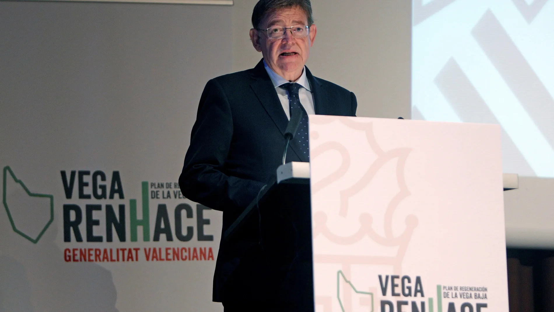 El Presidente de la Generalitat Valenciana, Ximo Puig, durante su intervención en la presentación del plan de regeneración de la Vega Baja, "Vega RenHace"
