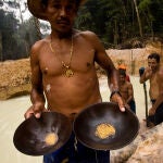 Mineros extraen oro en el Amazonas, en Latinoamerica / AP Photo/Victor R. Caivano)