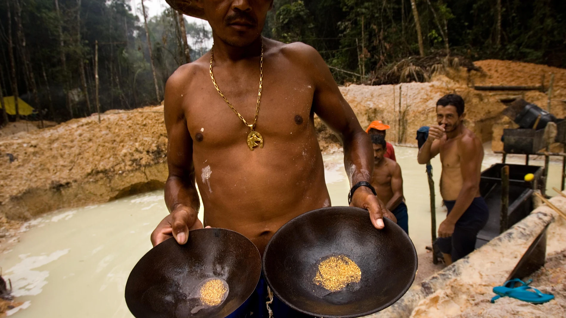 Mineros extraen oro en el Amazonas, en Latinoamerica / AP Photo/Victor R. Caivano)