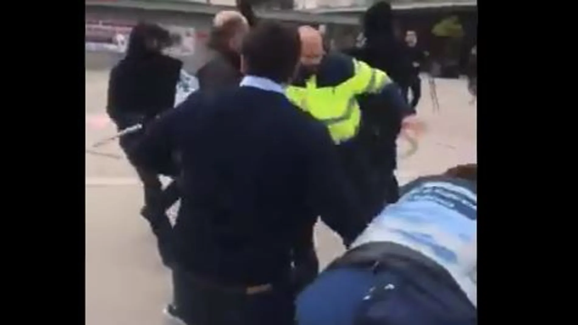 La carpa de S'ha Acabat en la Universidad Autónoma de Barcelona, atacada por encapuchados.