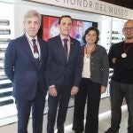 César Pérez Gellida, la periodista Julia Pérez Lozano y el bodeguero José Moro, Alcaides de Honor del Museo Provincial del Vino en 2019 junto al presidente de la Diputación de Valladolid, Conrado Íscar