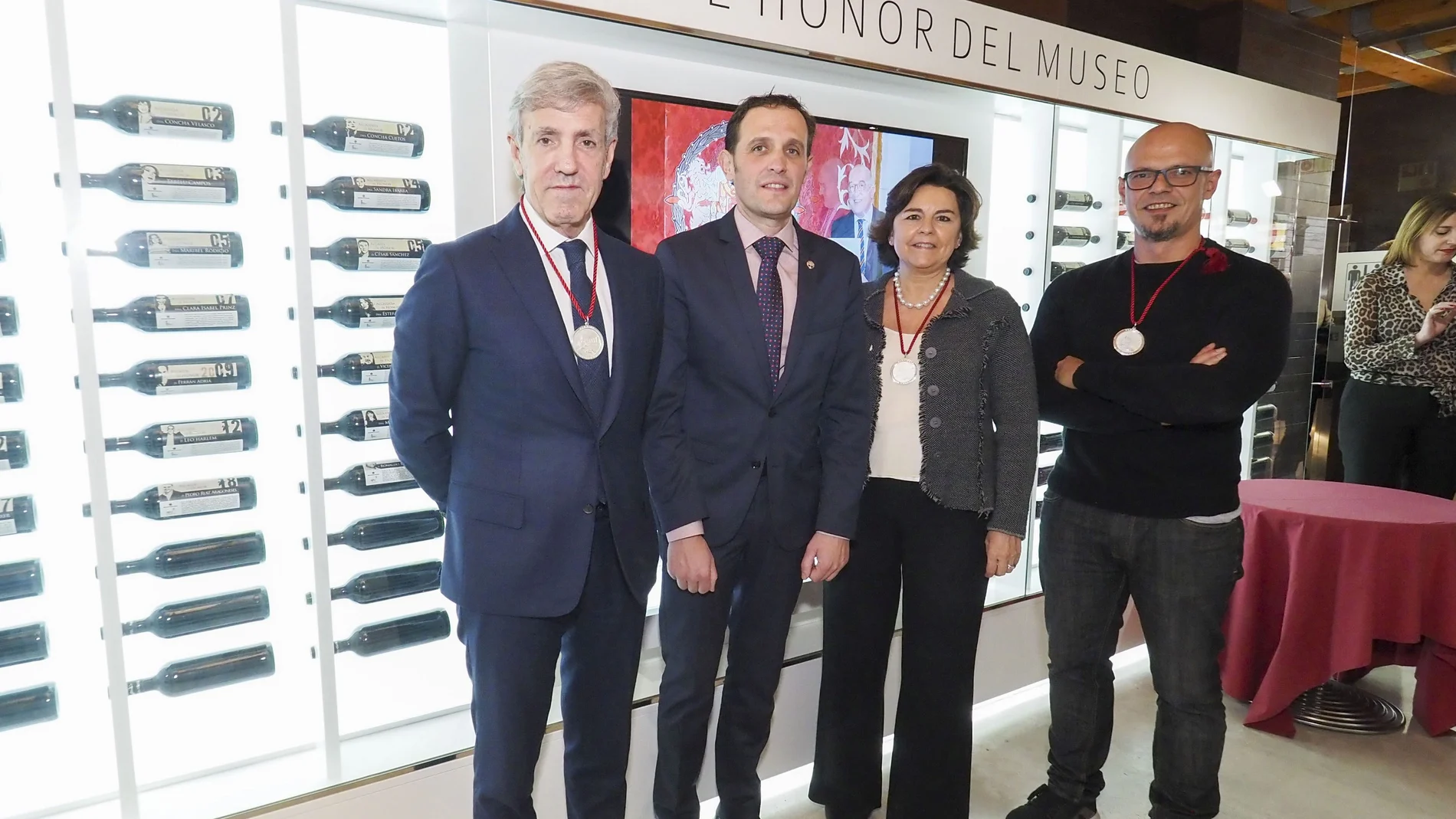 César Pérez Gellida, la periodista Julia Pérez Lozano y el bodeguero José Moro, Alcaides de Honor del Museo Provincial del Vino en 2019 junto al presidente de la Diputación de Valladolid, Conrado Íscar