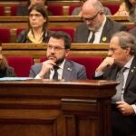 El presidente de la Generalitat, Quim Torra, junto a su vicepresidente, Pere Aragoné,, y la consellera de Presidencia, Meritxell Budó, durante la sesión de control al gobierno catalán. EFE/Marta Pérez.