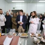 El presidente de la Junta, Alfonso Fernández Mañueco, acompañado por el consejero Jesús Julio Carnero, Jorge Llorente y representantes de los diferentes sindicatos agrarios de la Comunidad, entre otros, visita las instalaciones del Itacyl