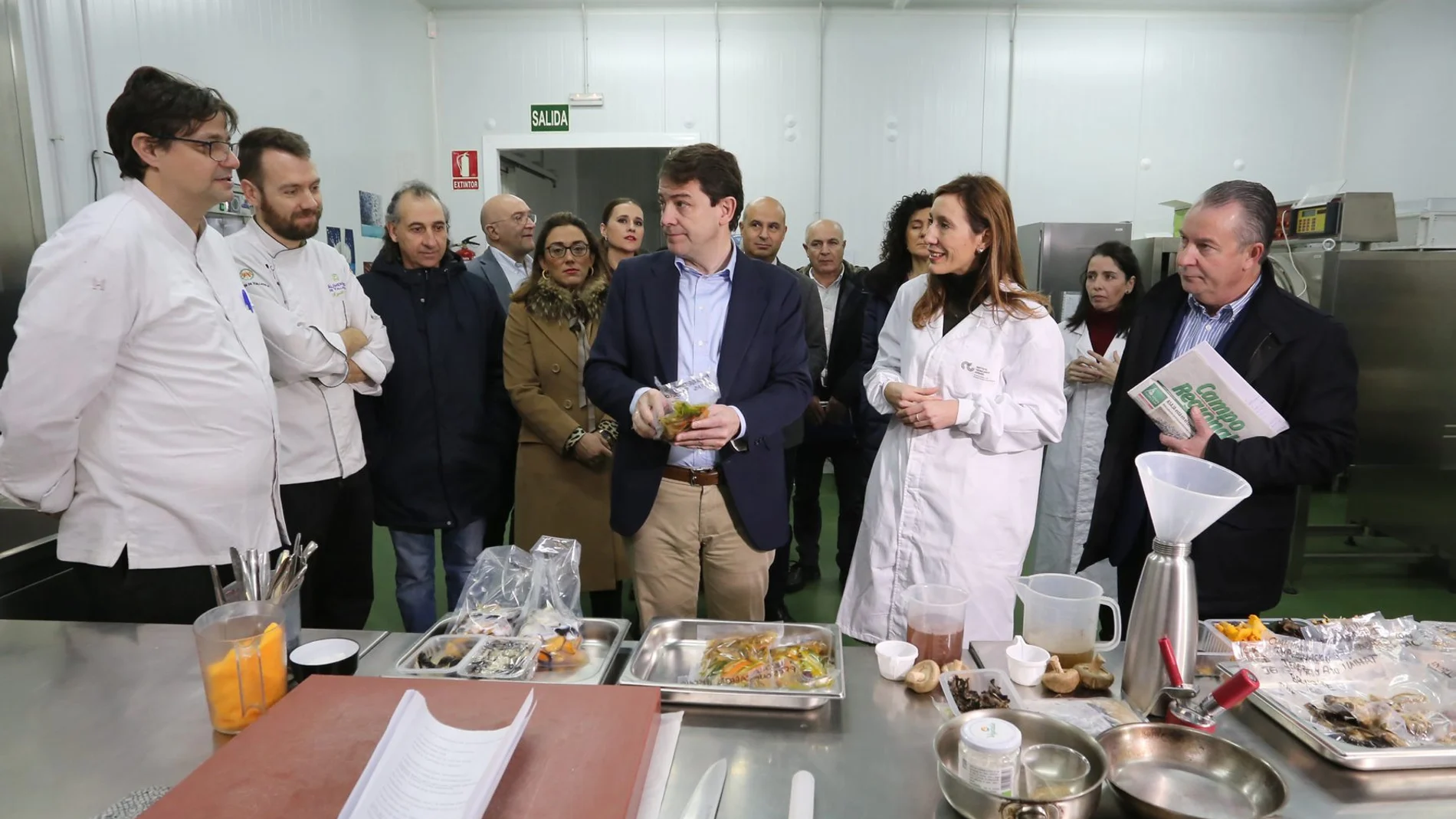 El presidente de la Junta, Alfonso Fernández Mañueco, acompañado por el consejero Jesús Julio Carnero, Jorge Llorente y representantes de los diferentes sindicatos agrarios de la Comunidad, entre otros, visita las instalaciones del Itacyl