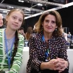 La joven activista sueca Greta Thunberg, y la ministra para la Transición Ecológica en funciones, Teresa Ribera