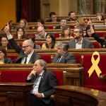 El presidente de la Generalitat, Quim Torra, durante la votación en una sesión plenaria en el Parlament. David Zorrakino / Europa Press