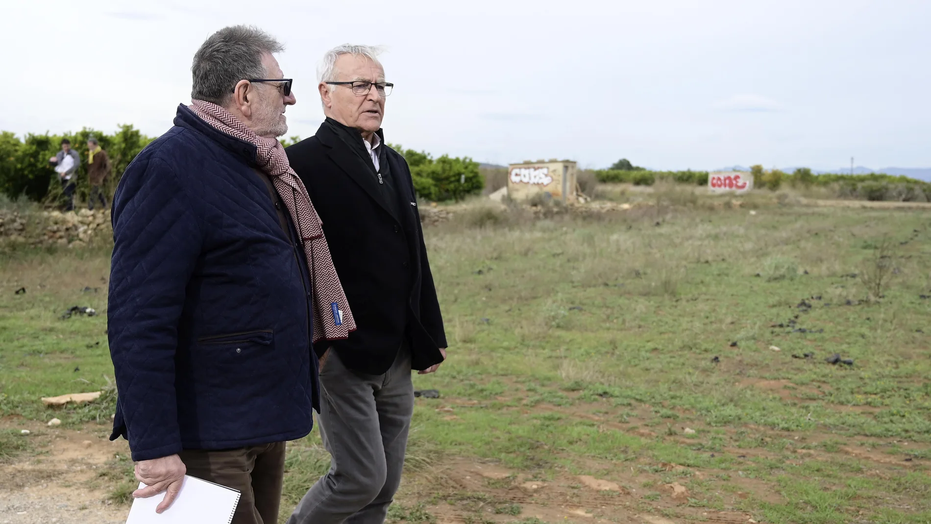 Ribó y el alcalde de Torrent, Jesús Ros, visitaron ayer los terrenos donde se prevé acondicionar el refugio de animales de Valencia y Torrent, en la partida Masia d’en Pere de Torrent