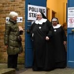 Las monjas del Convento Tyburn salen de la iglesia de St. Johns después de votar durante las elecciones generales en Londres, Gran Bretaña, el 12 de diciembre de 2019.
