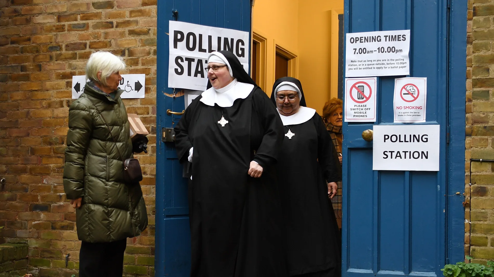 Las monjas del Convento Tyburn salen de la iglesia de St. Johns después de votar durante las elecciones generales en Londres, Gran Bretaña, el 12 de diciembre de 2019.