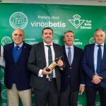 De izquierda a derecha, Hugo Salazar, cantante; Carlos González De Castro, consejero del Real Betis Balompié; Alvaro Alés, consejero delegado de Gastropass; Primitivo Gurpegui Muga, de Bodegas Manzanos; Rafael Gordillo, presidente de la Fundación Betis y Juan Garcia Soriano, RRII de la Cantera del Real Betis Balompié