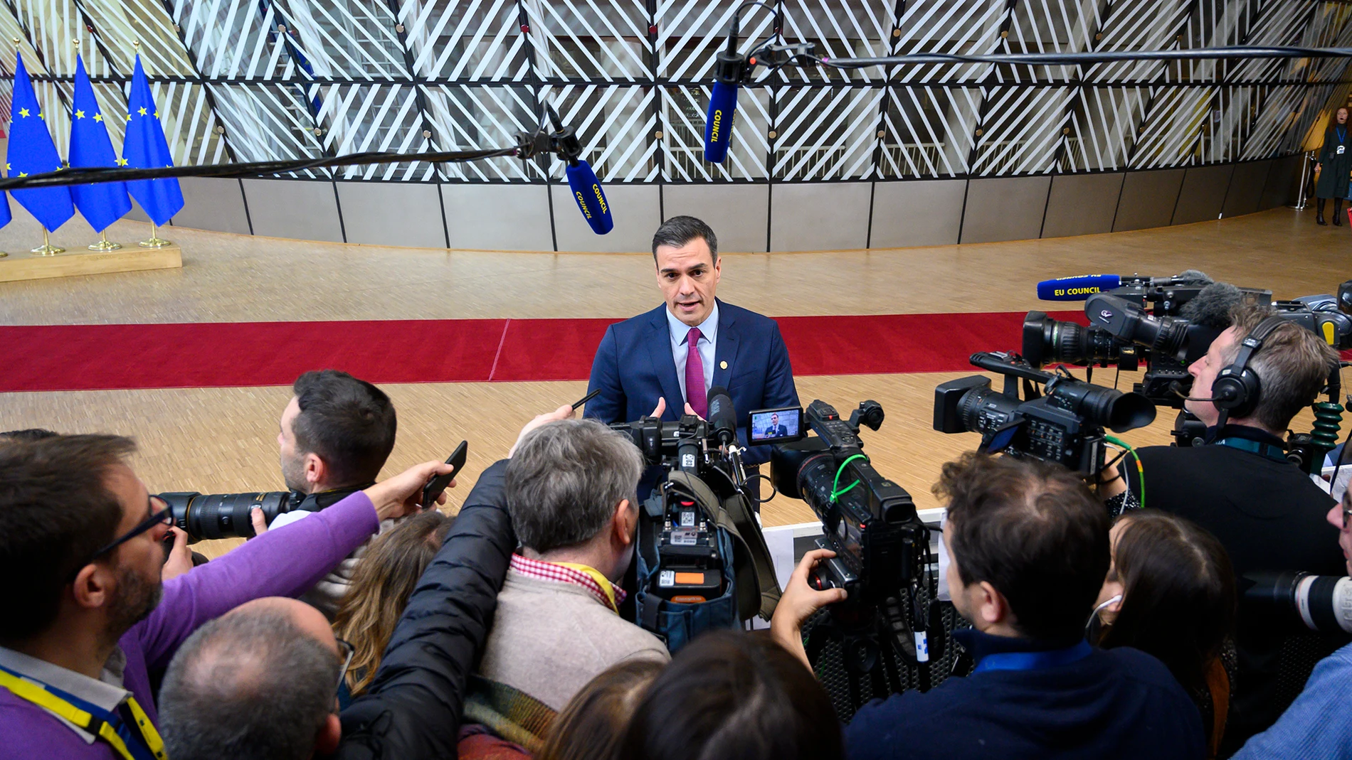 El presidente del Gobierno en funciones, Pedro Sánchez, atendiendo a los medios la semana pasada en Bruselas12/12/2019 ONLY FOR USE IN SPAIN