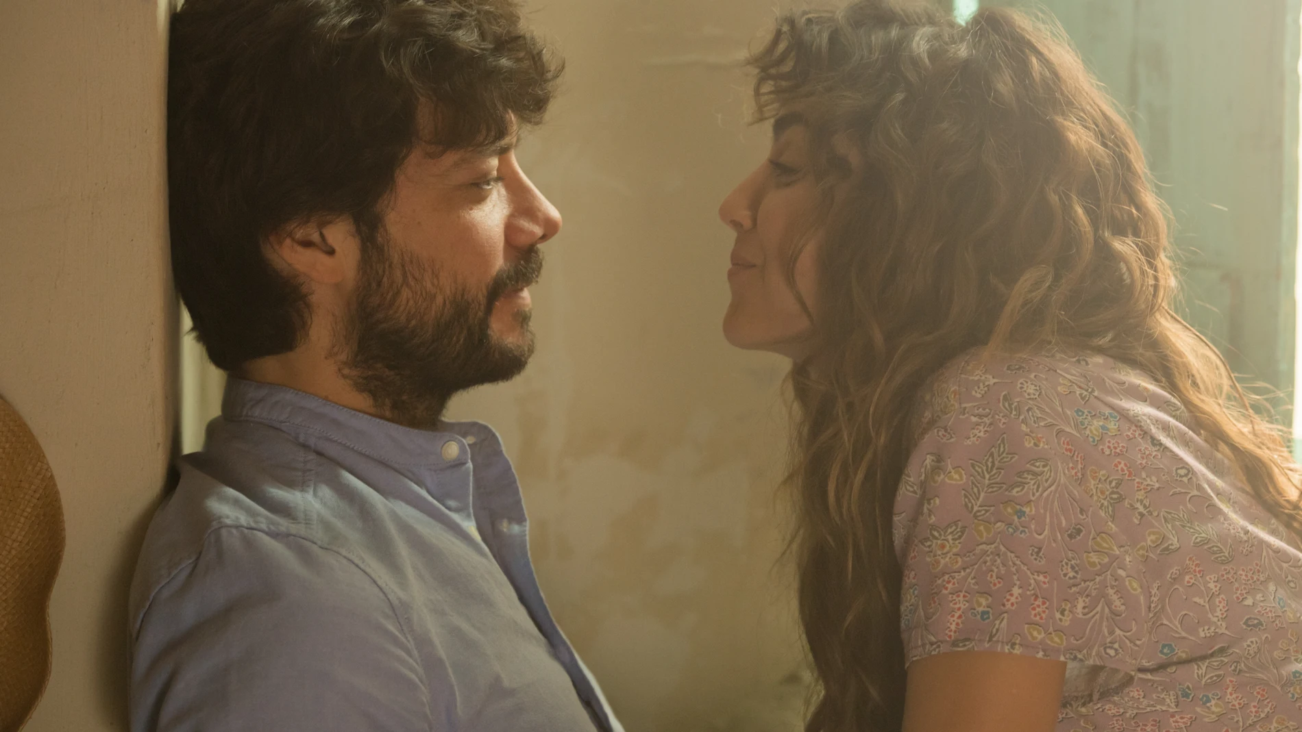Álvaro Morte e Irene Arcos, en la temporada final de "El embarcadero"