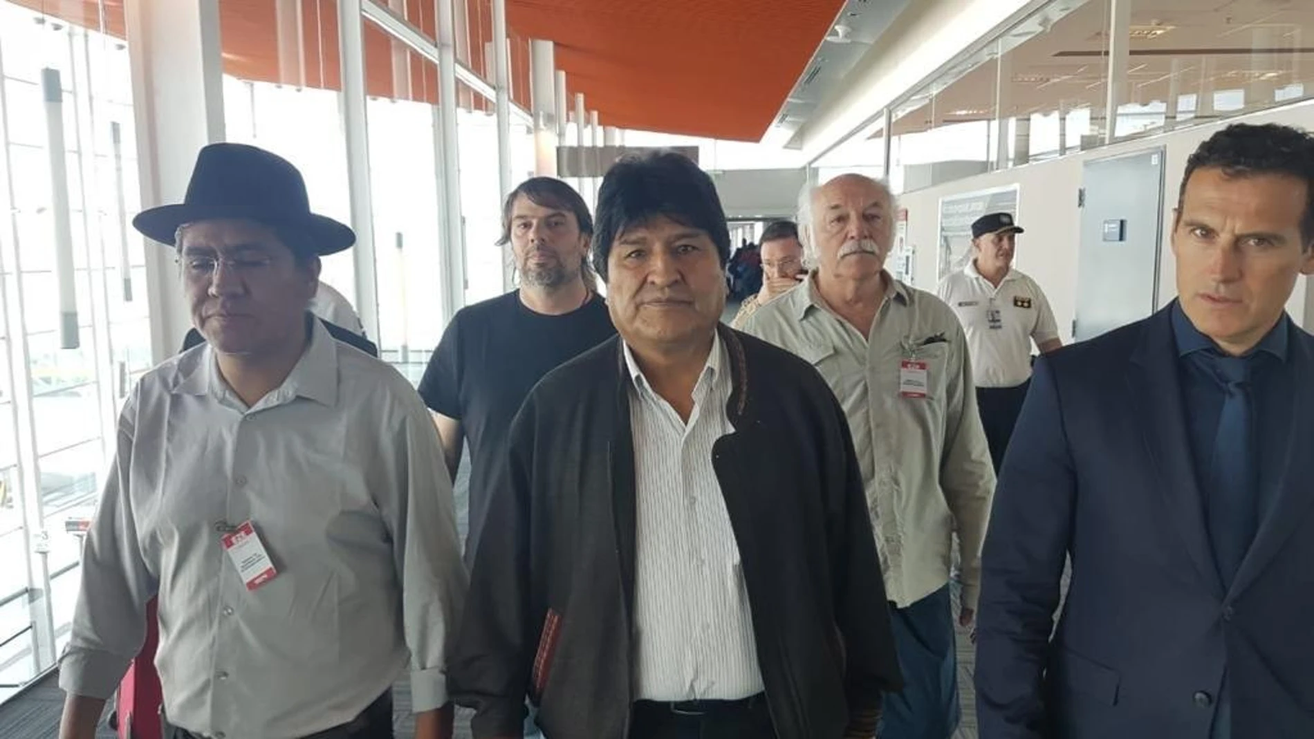 Morales dice al llegar a Argentina que seguirá luchando por los más humildes