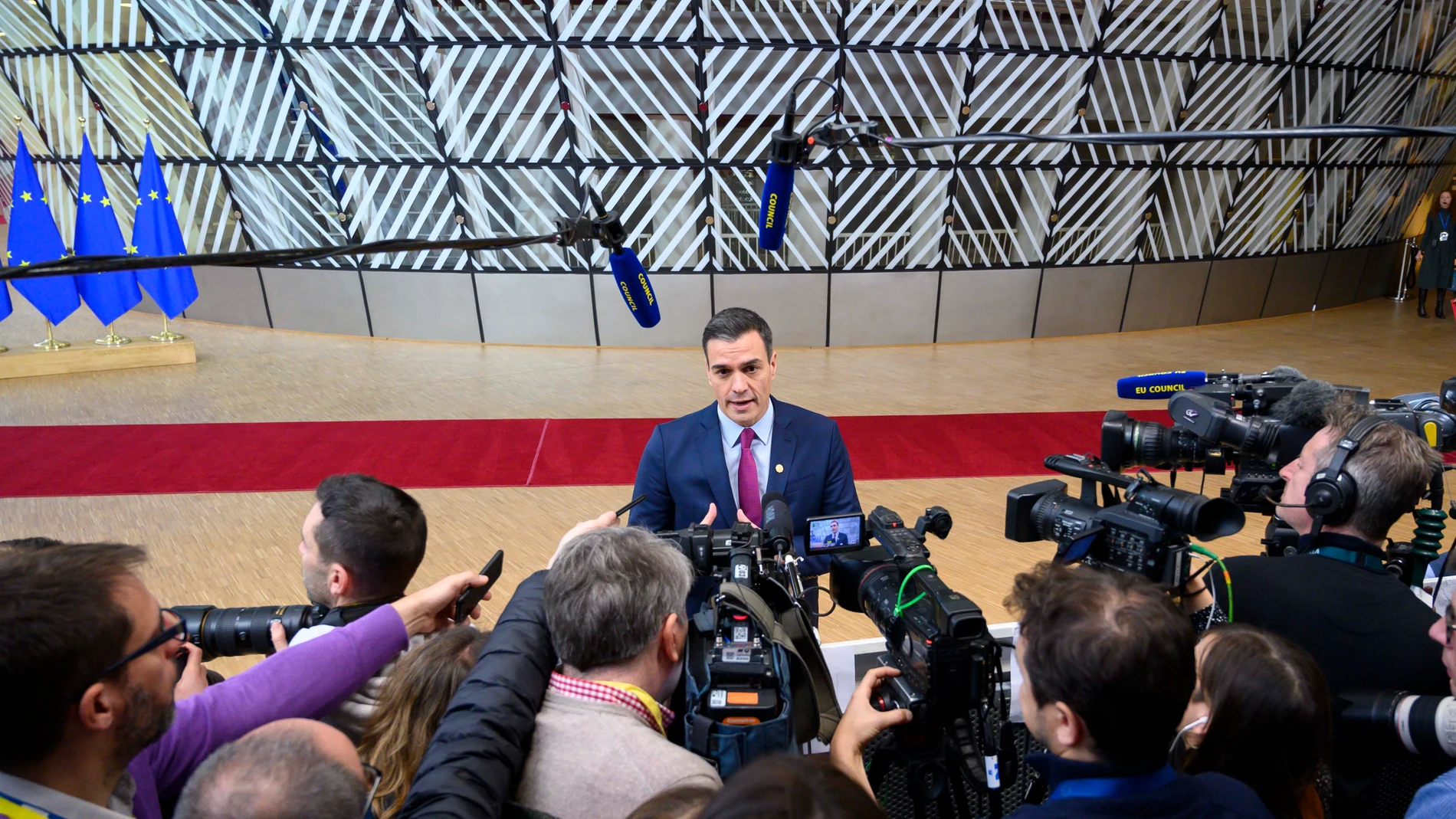 Pedro Sánchez atiende durante el Consejo Europeo que se celebra en Bruselas.