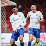 Fellaini durante la celebración de un gol con el Shandong Luneng