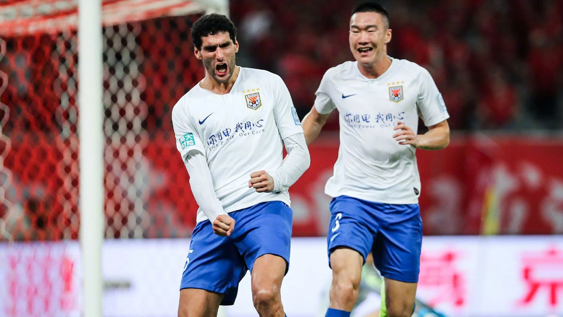 Fellaini durante la celebración de un gol con el Shandong Luneng
