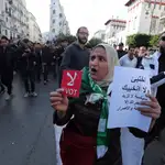 Miles de personas tomaron las calles de Argel para protestar contra los comicios