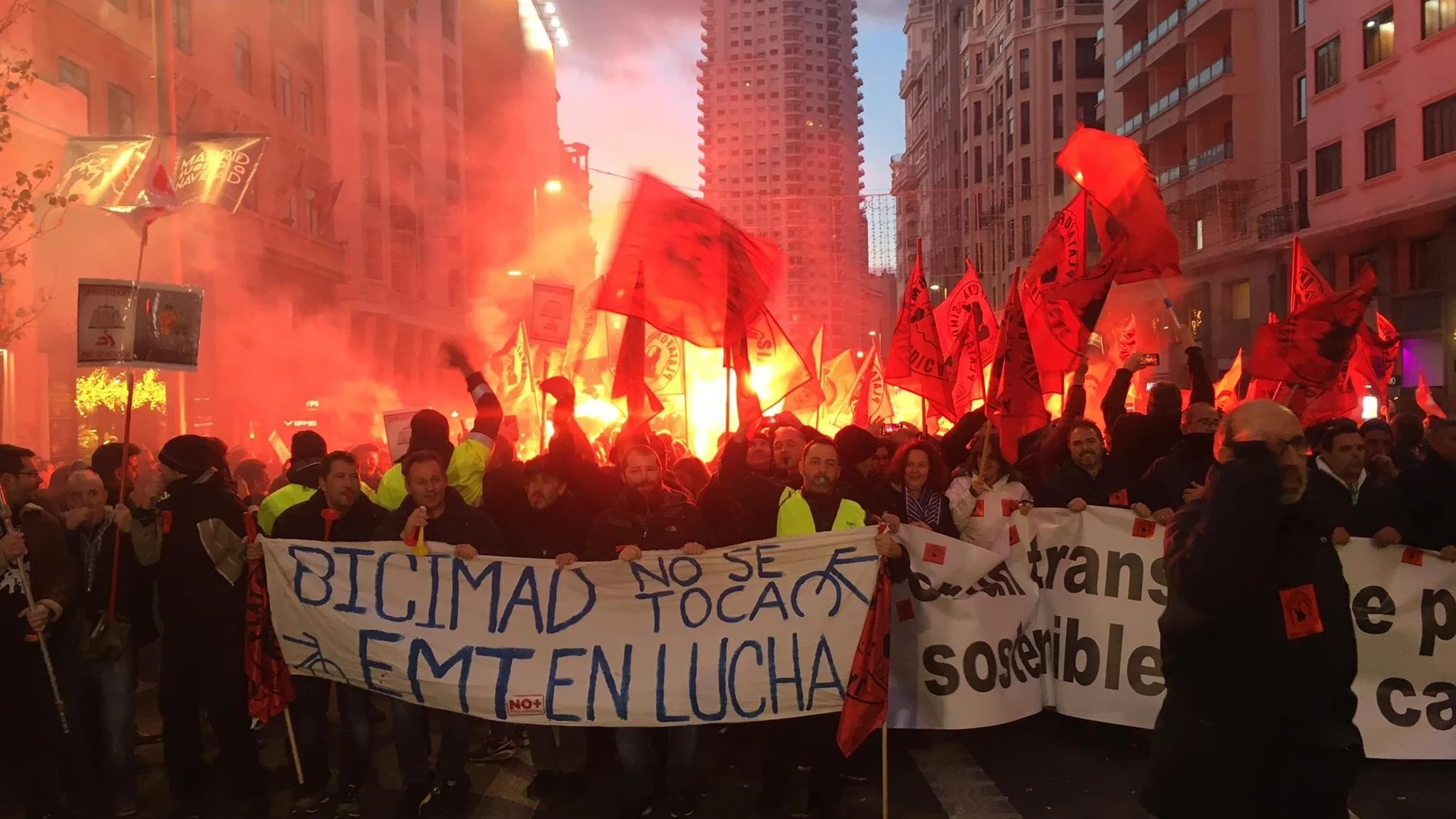 Más de 4.000 trabajadores de la EMT bloquean con una sentada la Gran Vía para exigir que Almeida "se siente a negociar"EUROPA PRESS13/12/2019