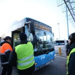 Varios trabajadores se concentran a las puertas de as cocheras de la Empresa Municipal de Transporte (EMT) de Sanchinarro, en Madrid, este viernes.