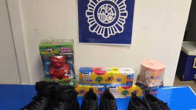 detenido a un individuo con más de cinco kilos de heroína que ocultaba en el interior de juguetes infantiles.