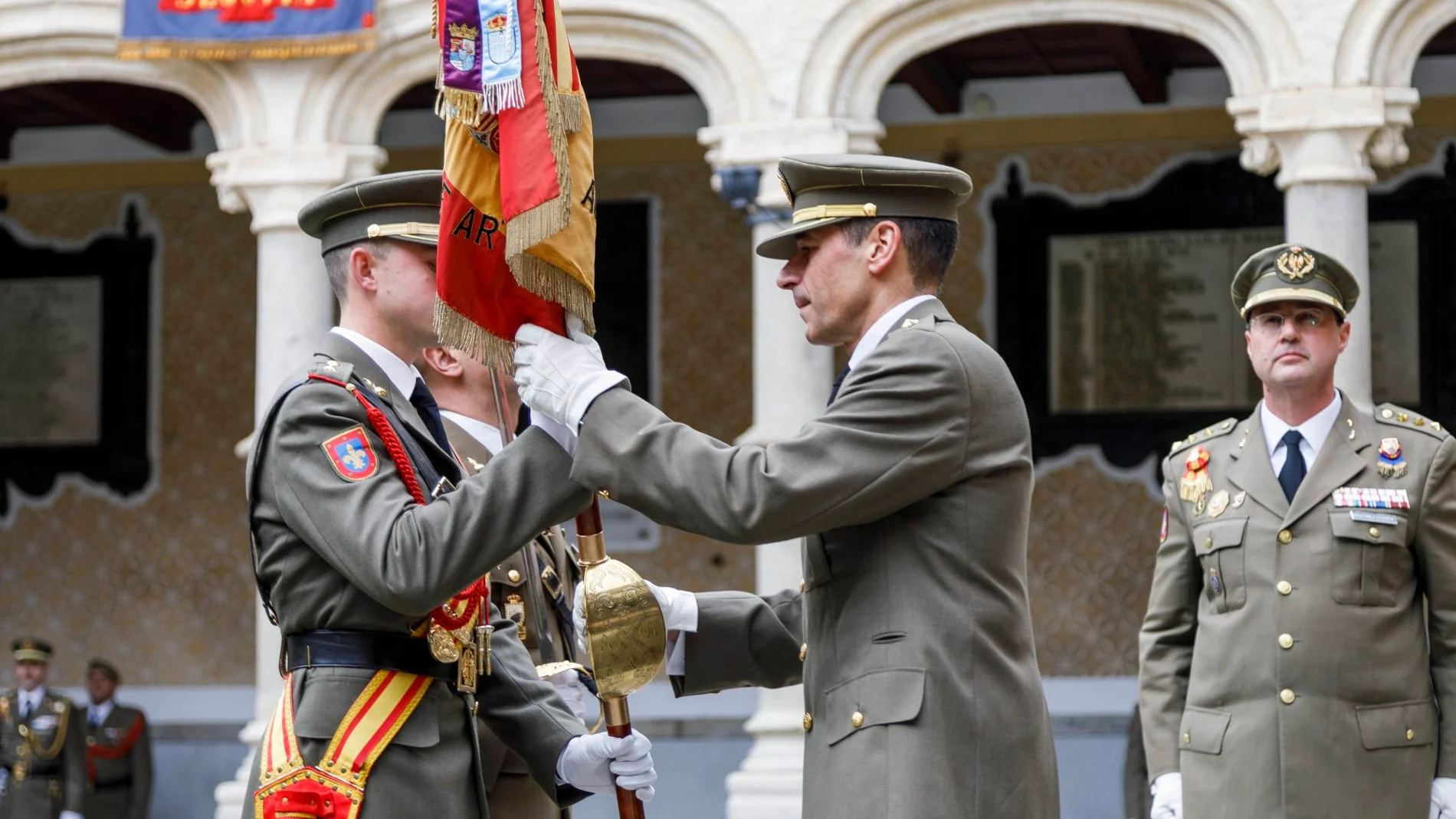 Acto de Entrega del Mando de la Academia de Artillería al nuevo coronel director, Alejandro Serrano. En la foto de I a D: el coronel saliente, D. José María Martínez Ferrer; el general director de Enseñanza, Instrucción, Adiestramiento y Evaluación, D. Amador Enseñat y Berea; y el coronel director, D. Alejandro Serrano
