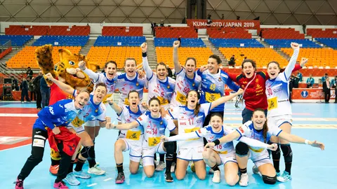 Las Guerreras posan tras clasificarse para la final del Mundial