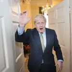 Boris Johnson saluda a los empleados de Downing Street