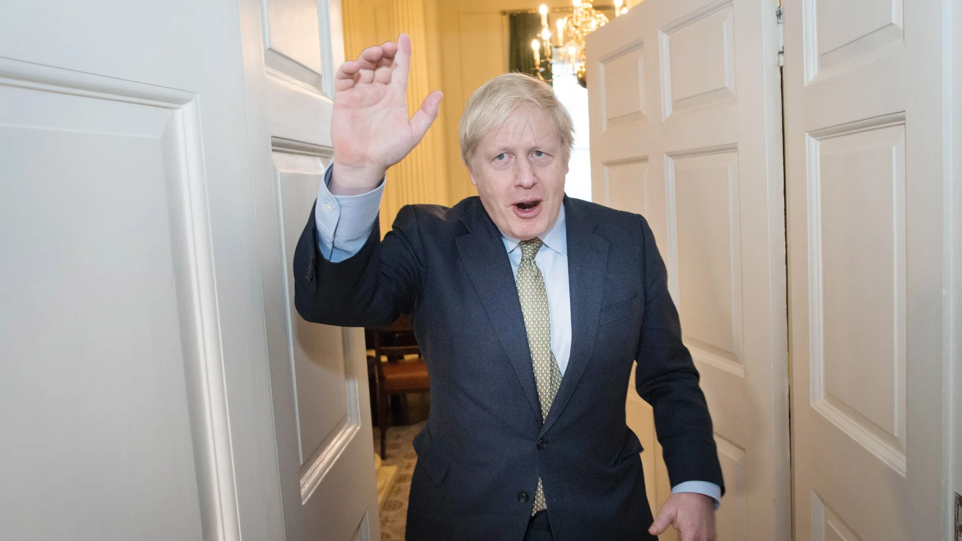 Boris Johnson saluda a  los empleados de Downing Street