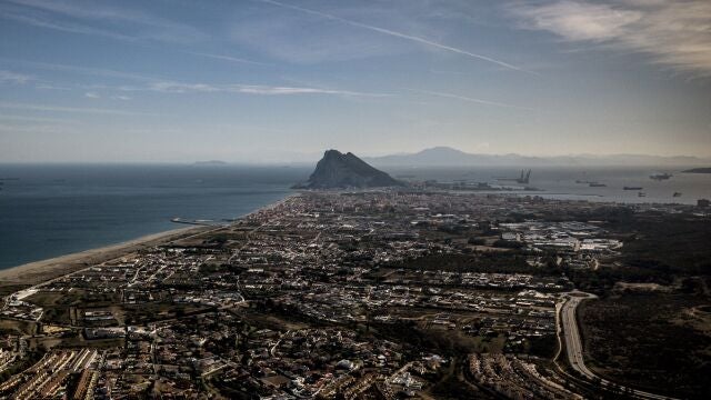 La Línea de la Concepción (Cádiz) con el Peñón de Gibraltar al fondo