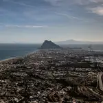 La Línea de la Concepción (Cádiz) con el Peñón de Gibraltar al fondo